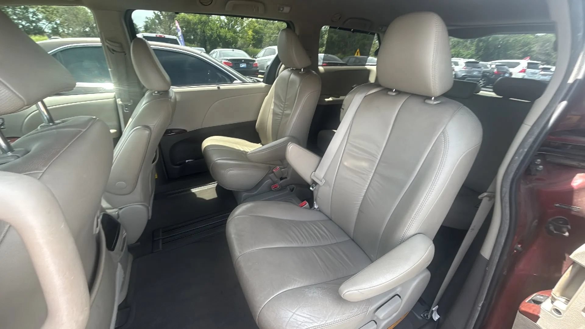Used 2011 Toyota Sienna XLE FWD image 9