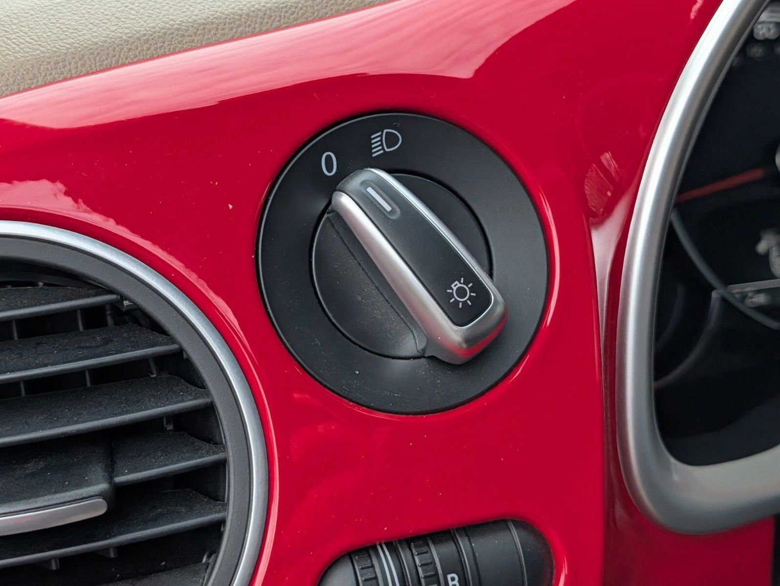 Used 2019 Volkswagen Beetle 2.0T image 8