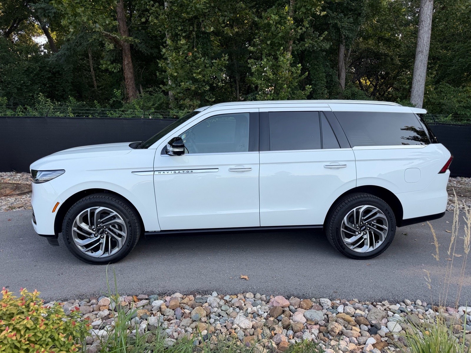 New 2027 Lincoln Navigator Reserve AWD/4WD image 2