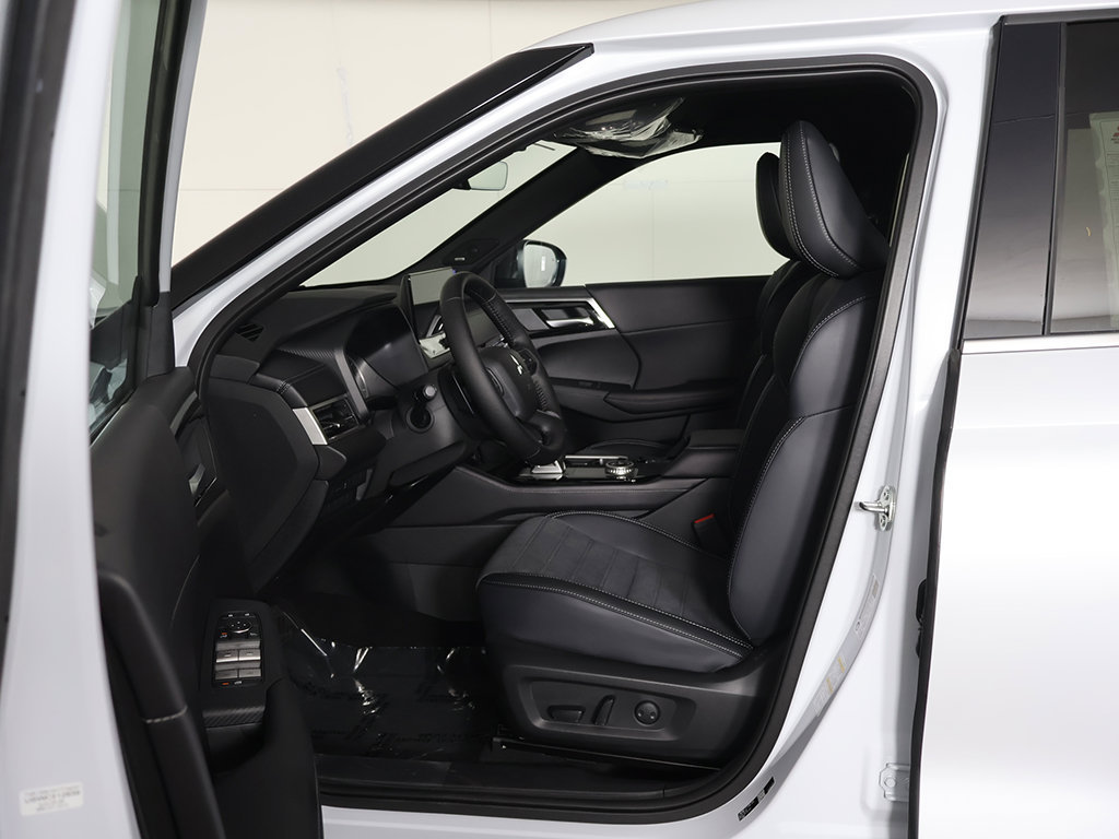 New 2026 Mitsubishi Outlander LE AWD/4WD image 28