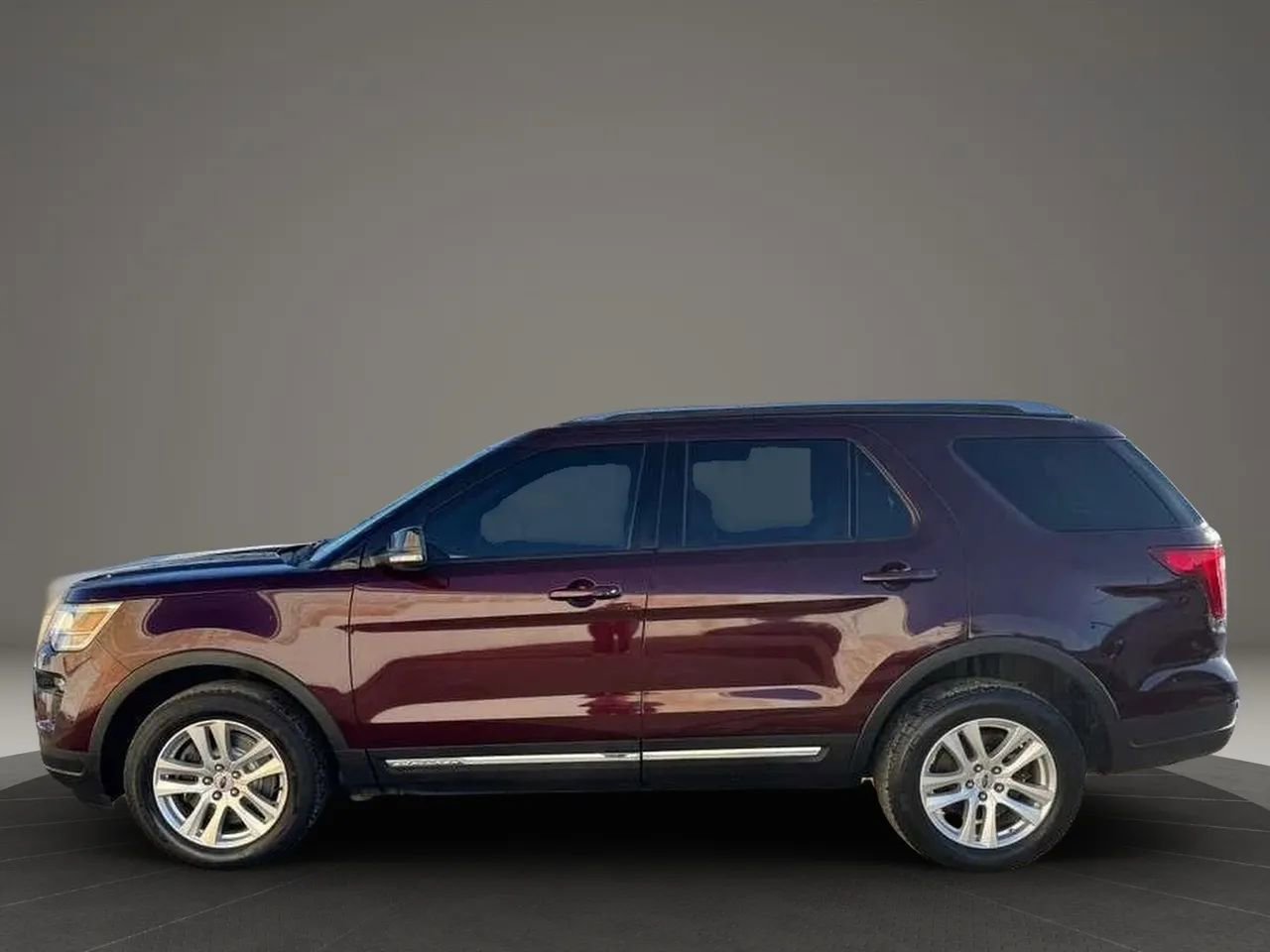 Used 2018 Ford Explorer XLT w/ Equipment Group 202A AWD/4WD image 8