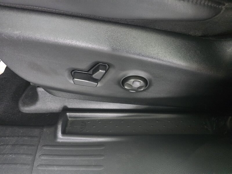 Used 2025 Chrysler Pacifica Select FWD image 19