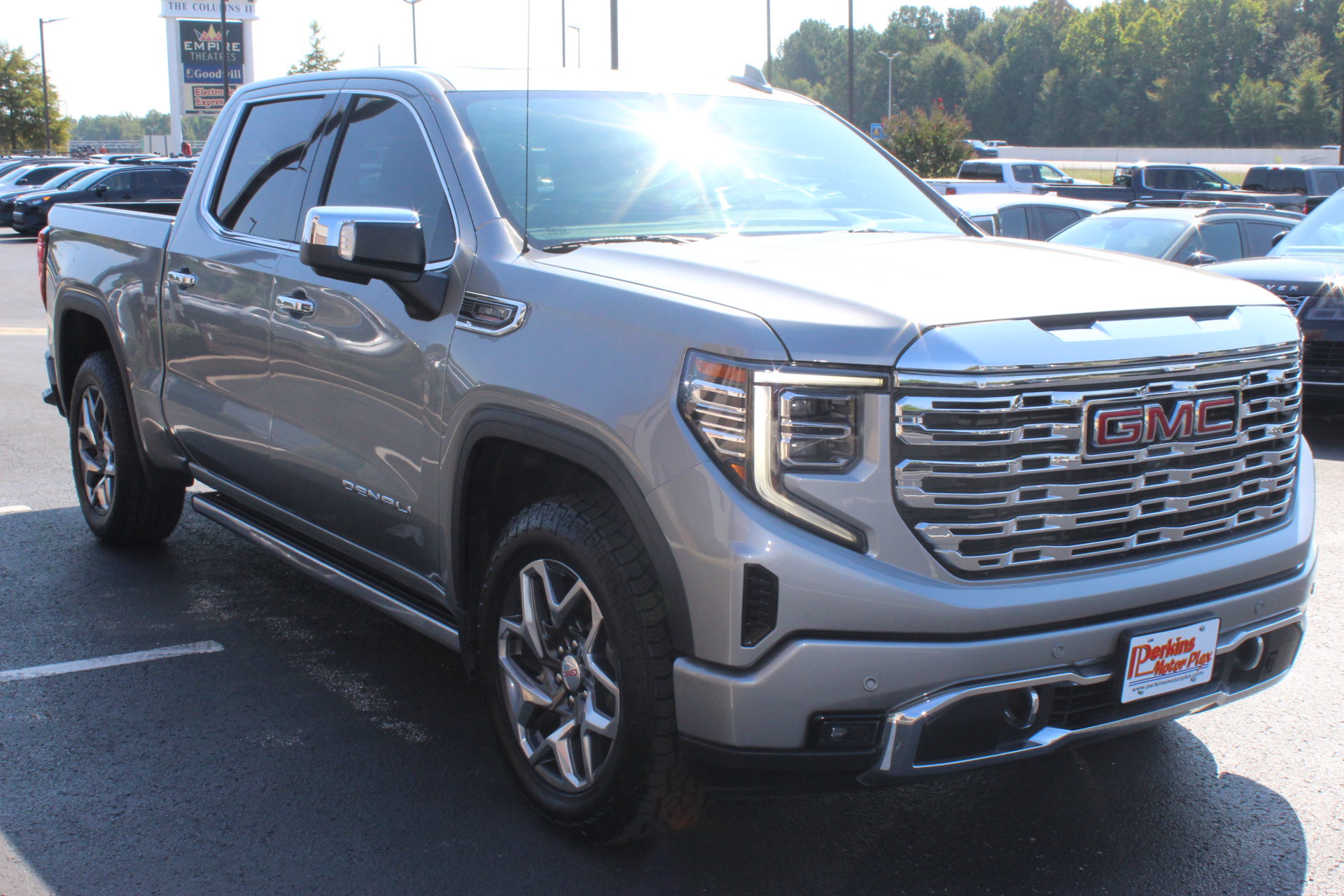 Used 2023 GMC Sierra 1500 Denali w/ Technology Package AWD/4WD image 4