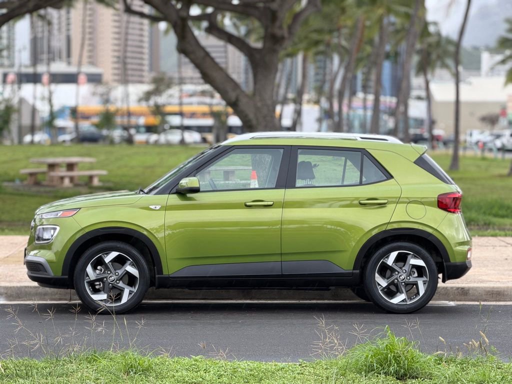 Used 2023 Hyundai Venue SEL image 2