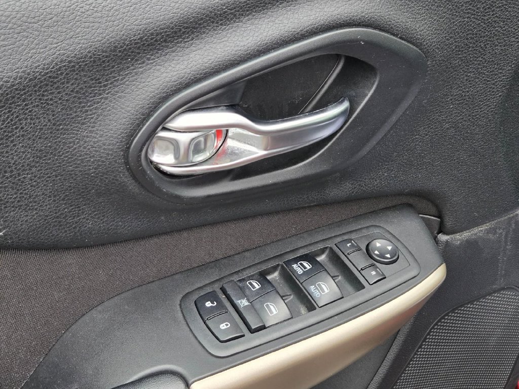 Used 2018 Jeep Cherokee Latitude FWD image 14