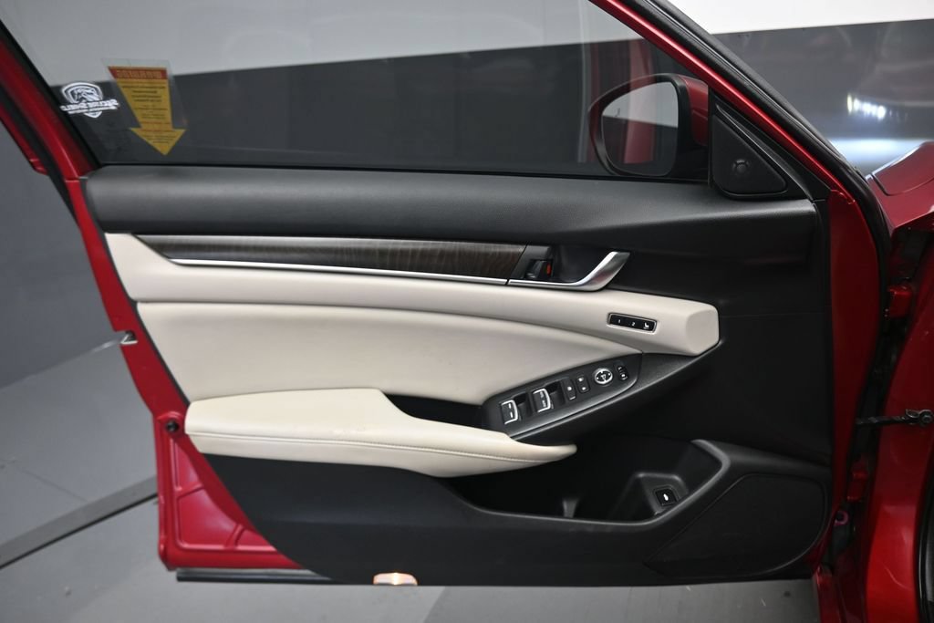 Used 2018 Honda Accord Touring image 9