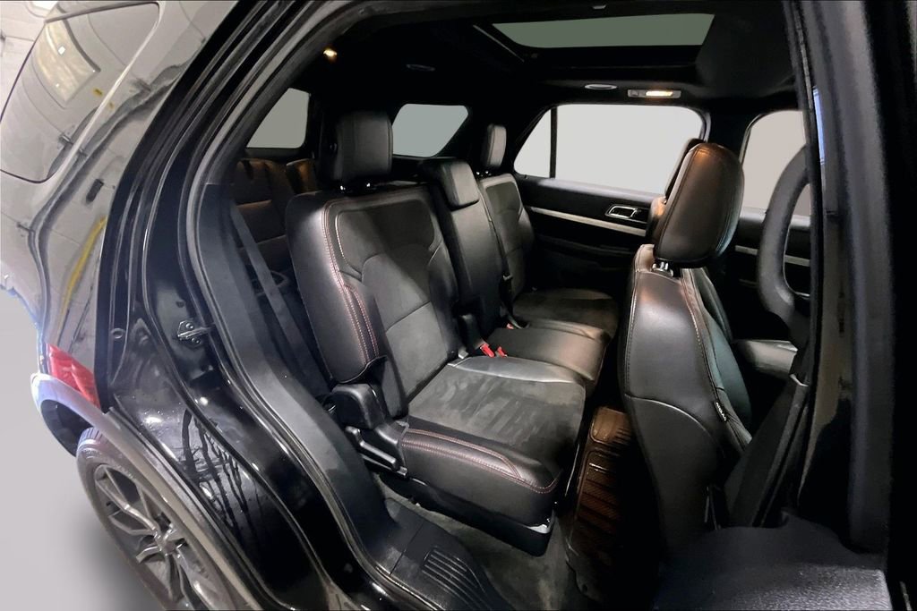 Used 2018 Ford Explorer XLT w/ XLT Appearance Package image 24