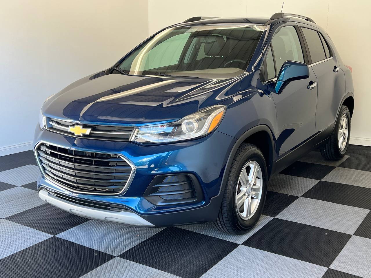 Used 2019 Chevrolet Trax LT w/ LT Convenience Package image 1