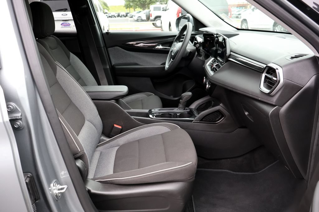 Used 2025 Chevrolet TrailBlazer LT AWD/4WD image 19