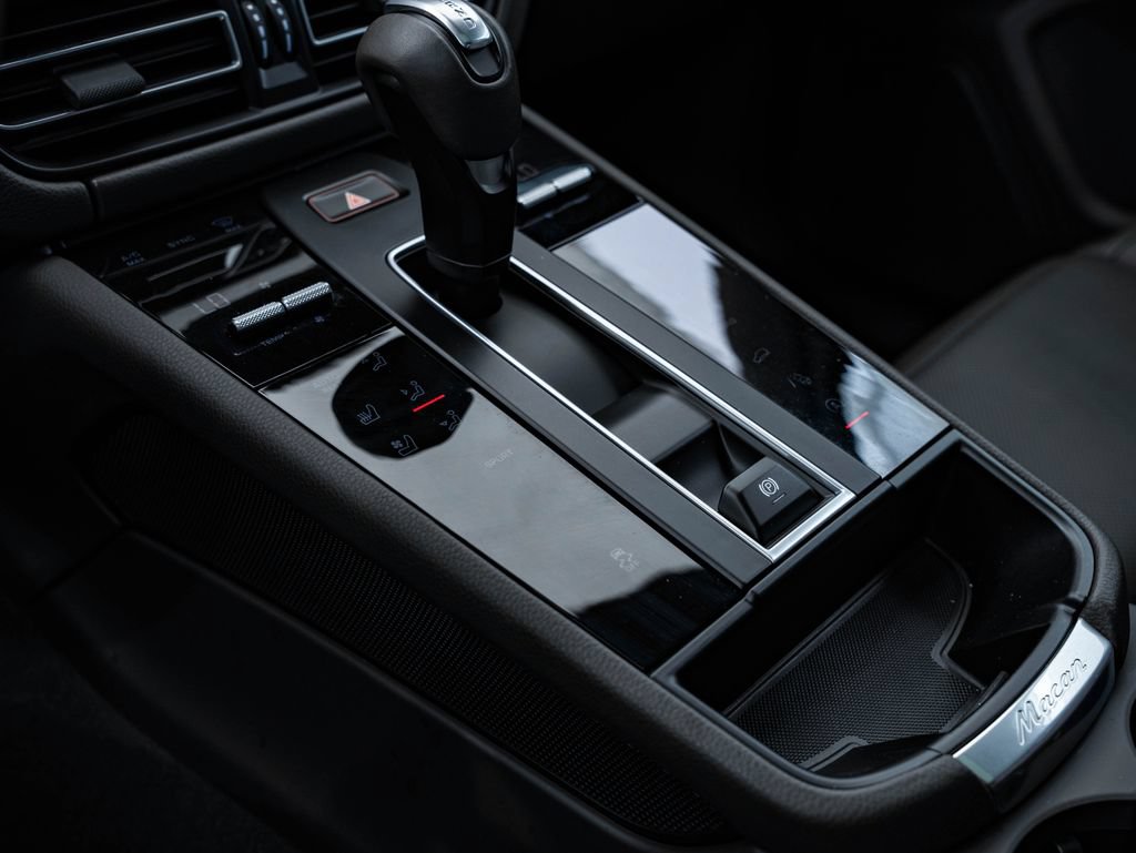 Certified 2025 Porsche Macan AWD/4WD image 35