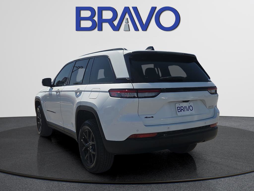 Used 2025 Jeep Grand Cherokee Altitude AWD/4WD image 5