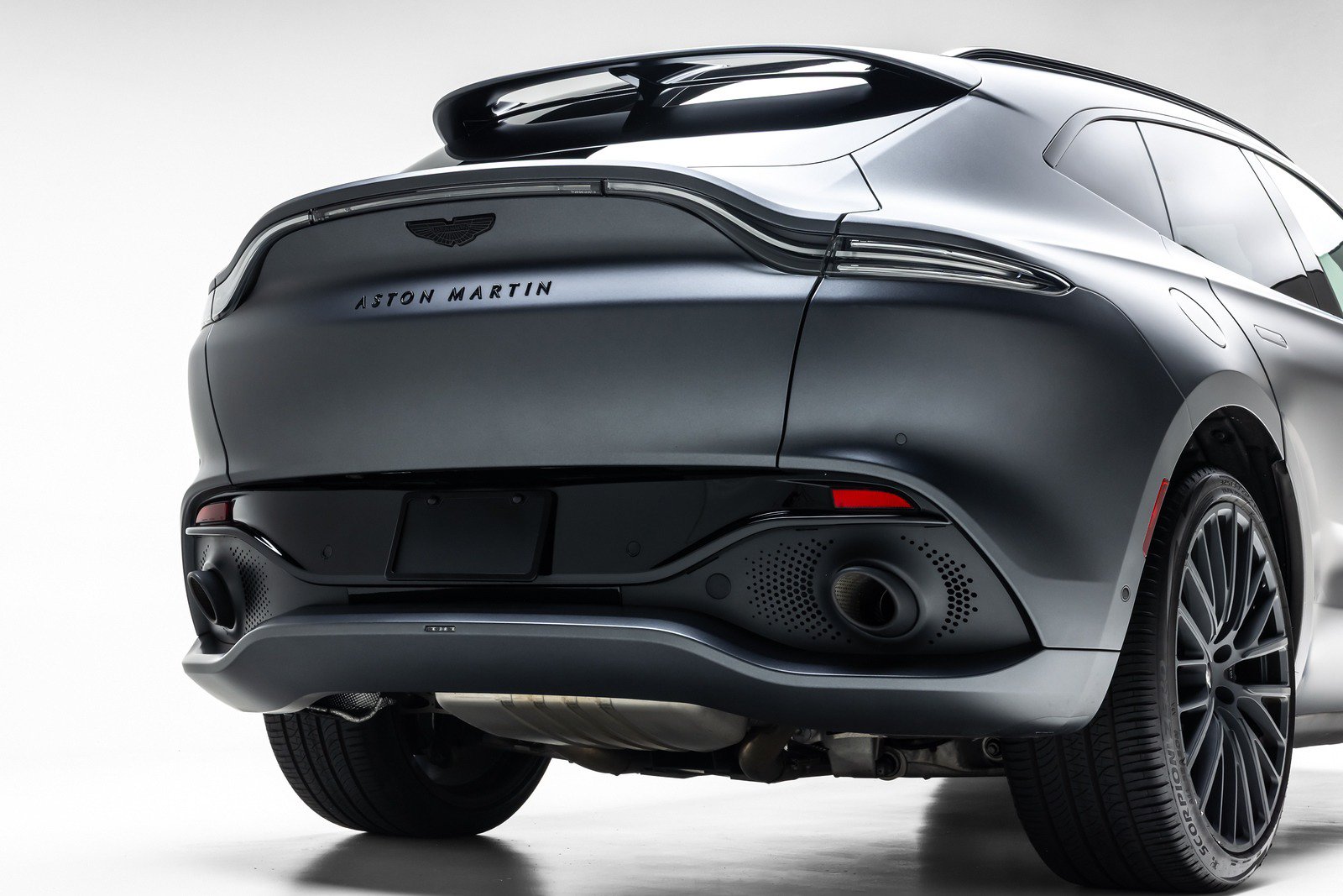 Used 2022 Aston Martin DBX AWD/4WD image 16