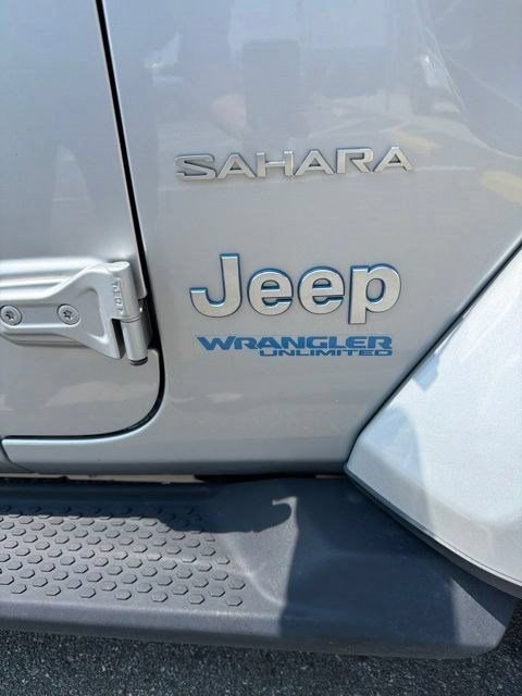 Used 2022 Jeep Wrangler Unlimited Sahara w/ Cold Weather Group AWD/4WD image 3