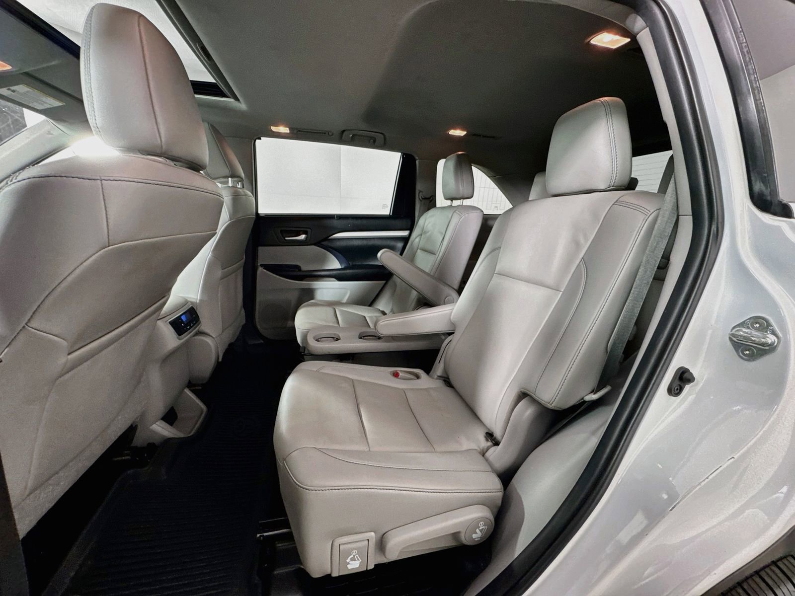 Used 2019 Toyota Highlander XLE AWD/4WD image 19