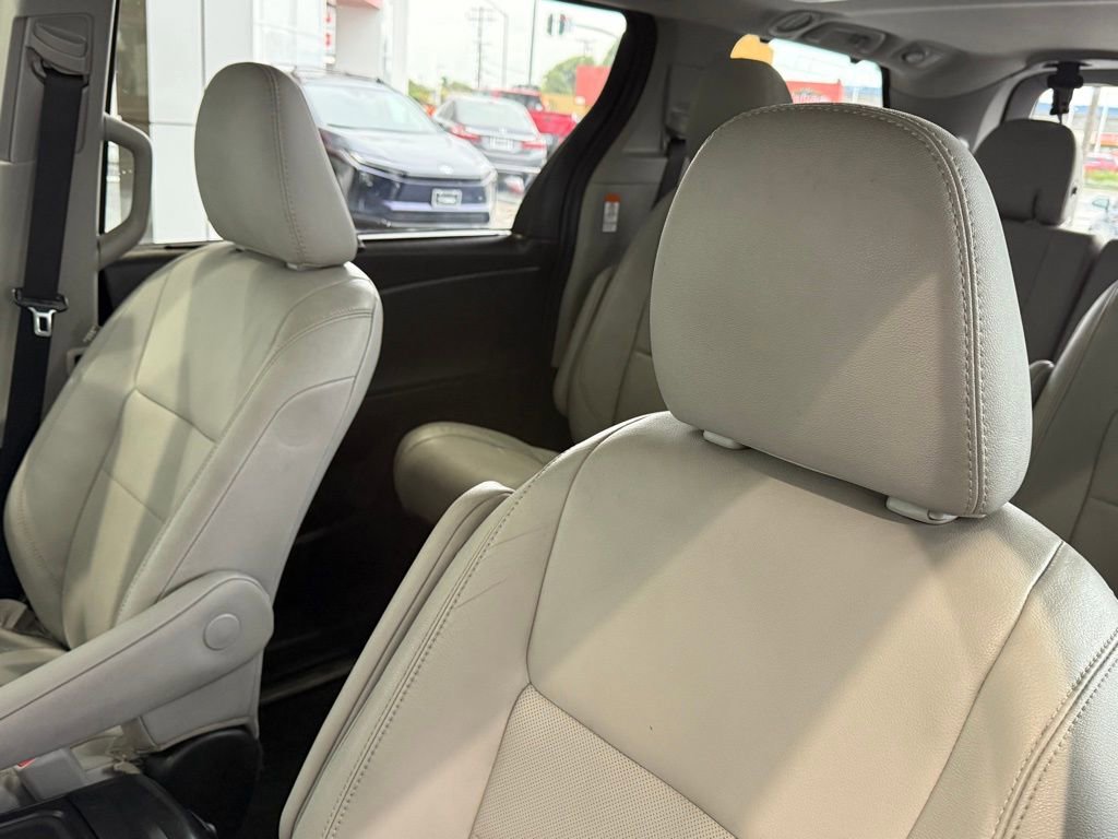 Used 2018 Toyota Sienna Limited Premium w/ Carpet Mat Package image 21