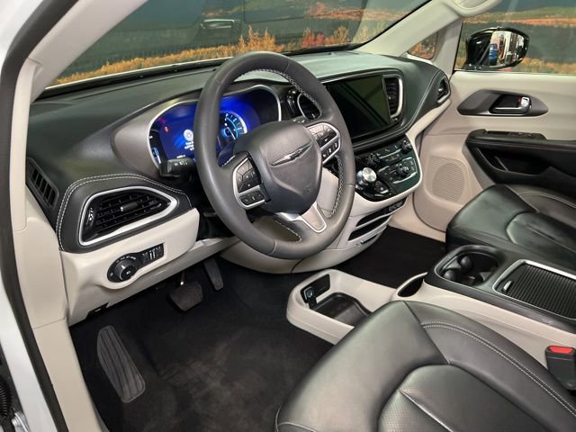Used 2024 Chrysler Pacifica Select image 26