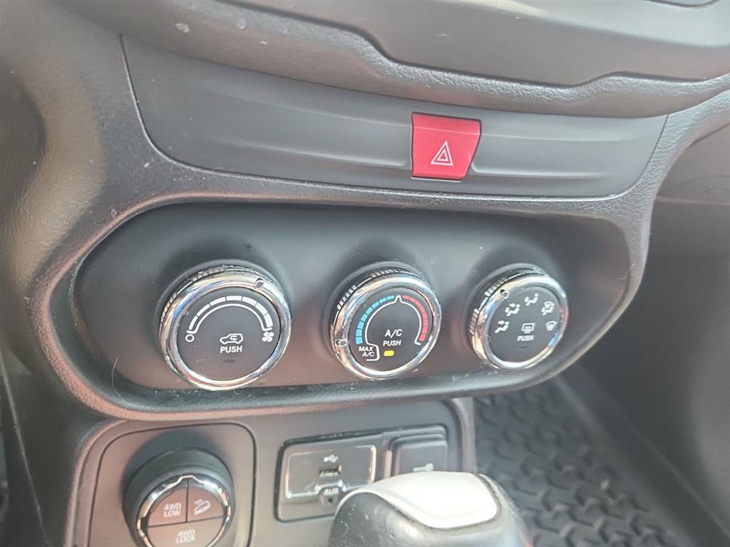 Used 2016 Jeep Renegade Trailhawk AWD/4WD image 16