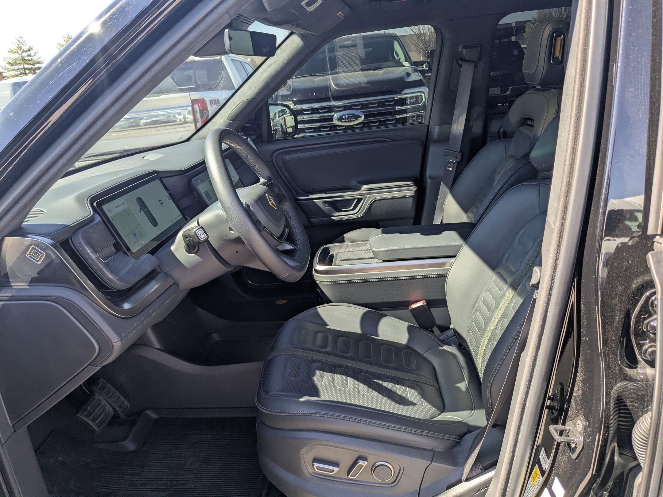 Used 2025 Rivian R1S Adventure AWD/4WD image 19