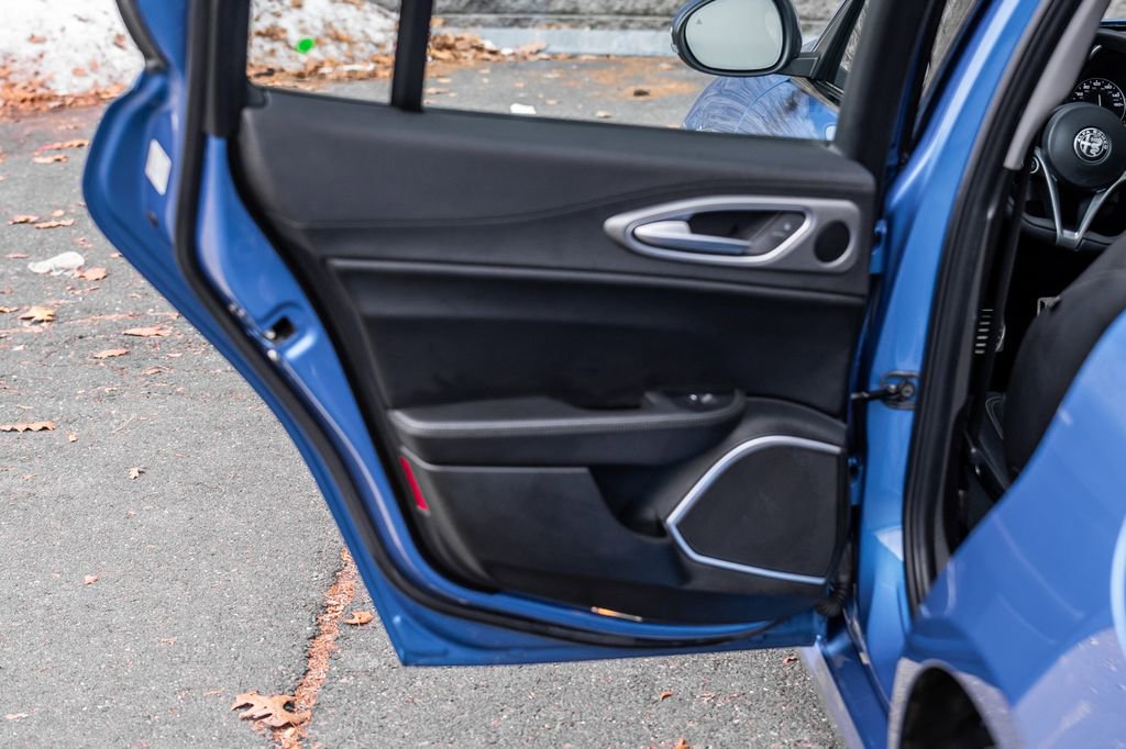 Used 2017 Alfa Romeo Giulia AWD image 18