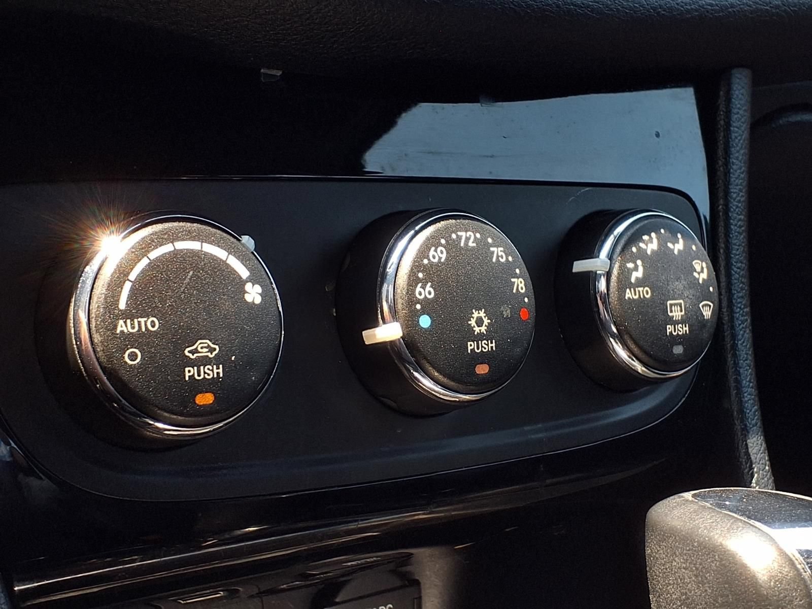 Used 2011 Chrysler 200 Limited FWD image 23
