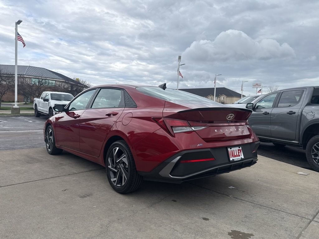 Used 2025 Hyundai Elantra Sport image 11