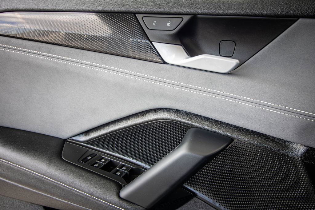 Certified 2025 Volkswagen Tiguan SE image 24