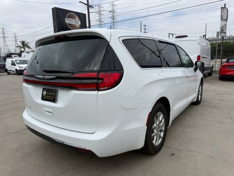 Used 2024 Chrysler Pacifica Touring-L FWD image 6