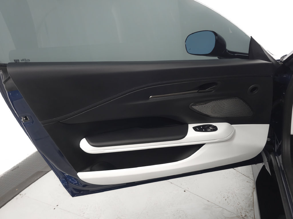 Used 2025 Aston Martin V8 Vantage Coupe RWD image 5
