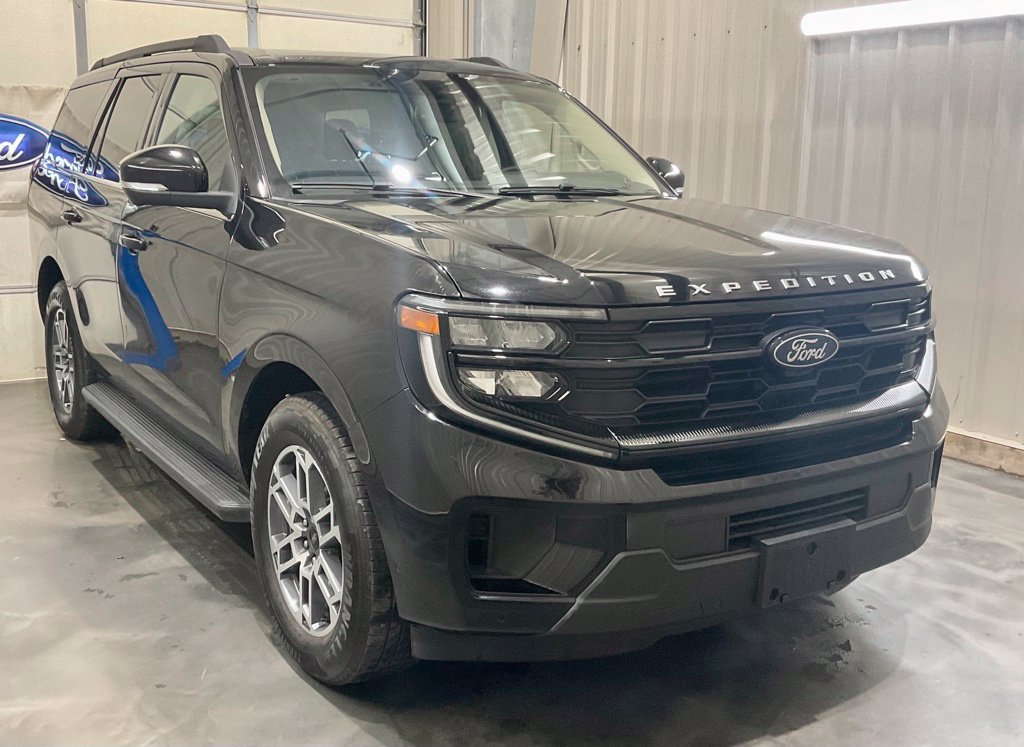 Used 2025 Ford Expedition Active RWD image 2
