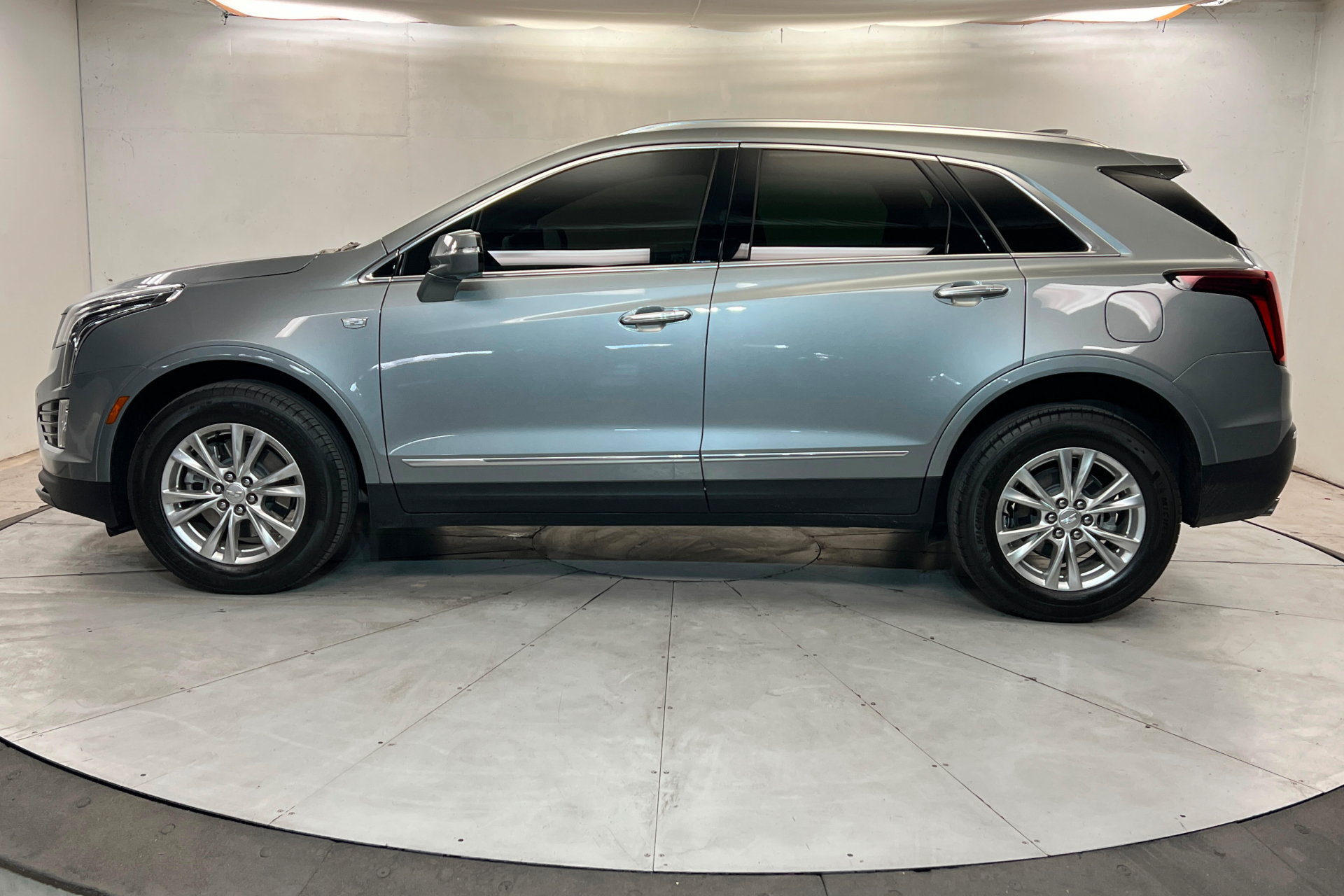 Used 2024 Cadillac XT5 Luxury AWD/4WD image 2