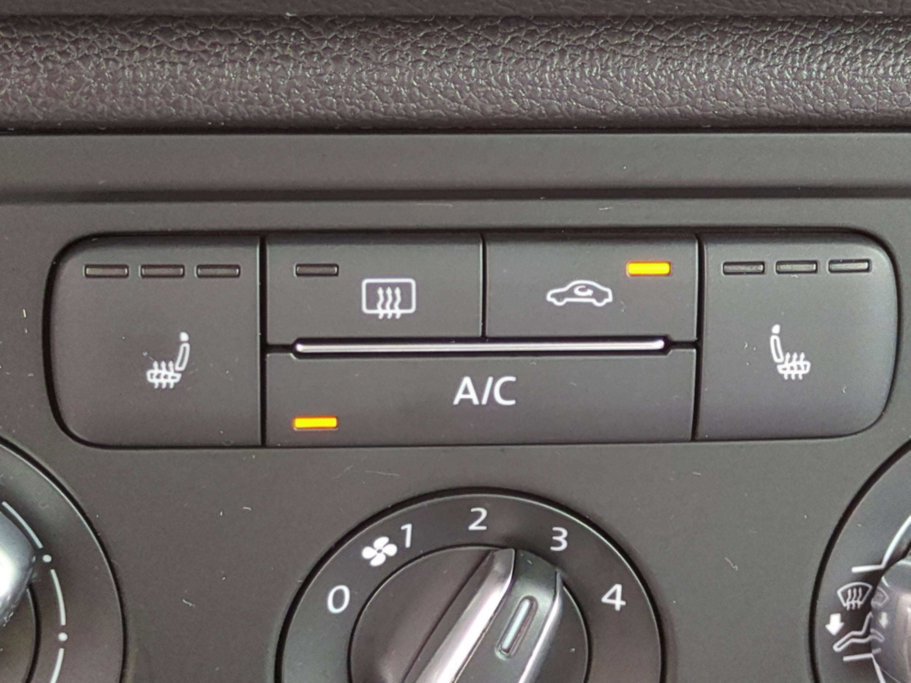 Used 2013 Volkswagen Beetle 2.5 FWD image 15