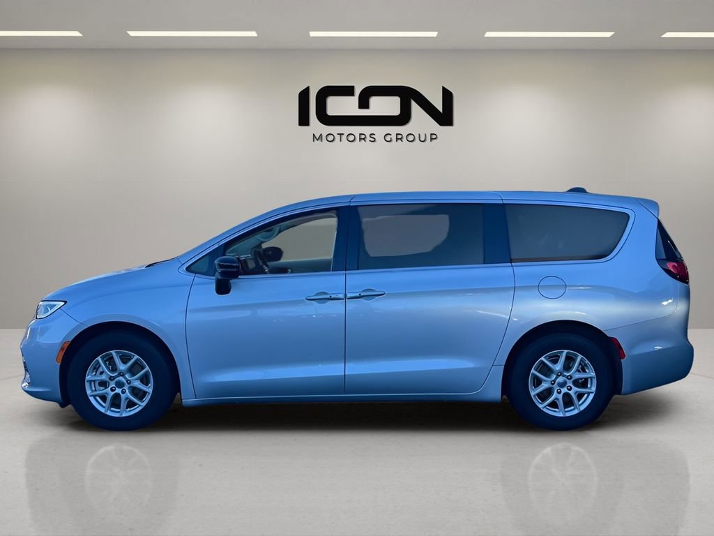 Used 2024 Chrysler Pacifica Touring-L image 2