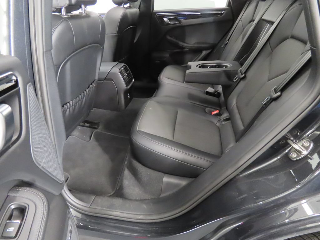 Certified 2025 Porsche Macan AWD/4WD image 43