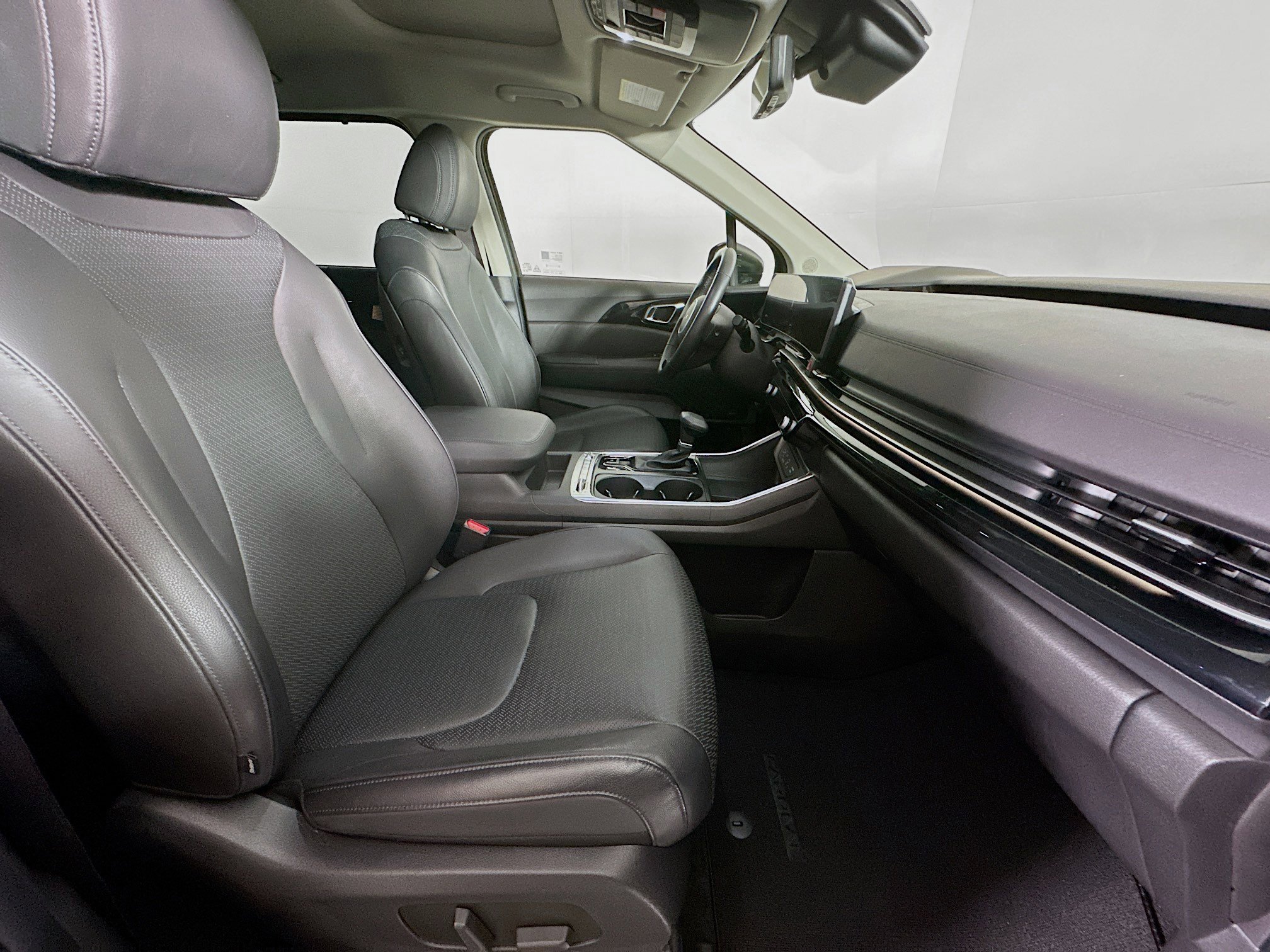 Used 2025 Kia Carnival SX Prestige image 31