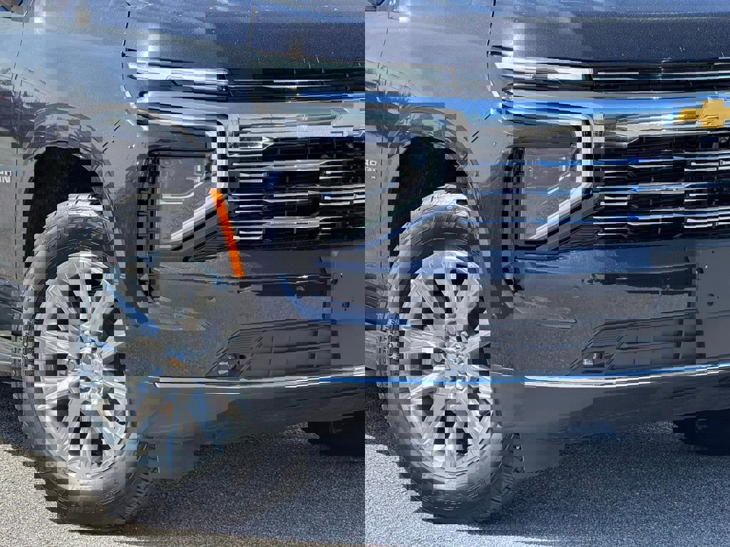 Used 2025 Chevrolet Suburban Premier image 11