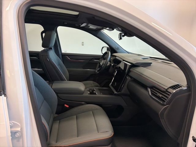 Used 2025 GMC Acadia AT4 w/ Luxury Package image 39