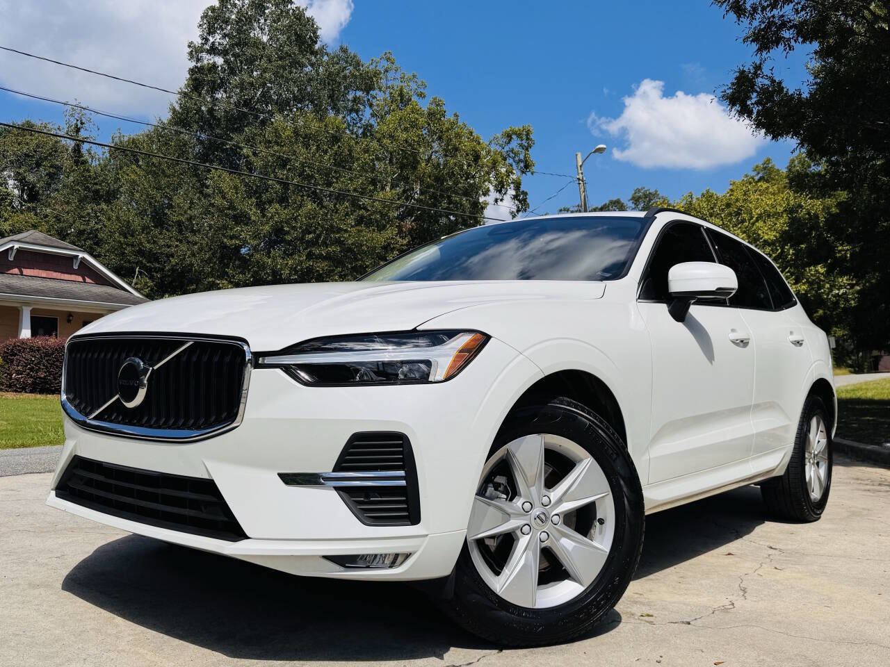 Used 2022 Volvo XC60 B5 Momentum image 1
