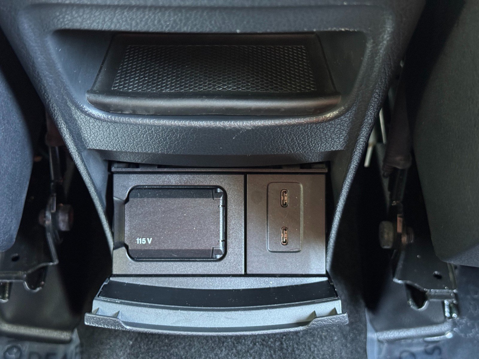 Used 2022 Mercedes-Benz GLB 250 w/ AMG Line image 37