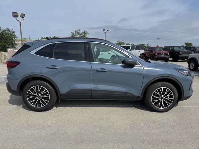 Used 2025 Ford Escape SE w/ PHEV Premium Package FWD image 2