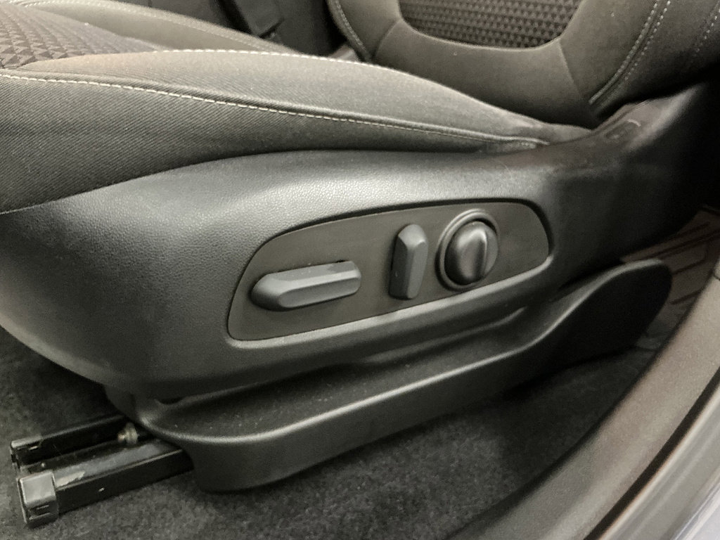 Used 2022 Chevrolet Bolt EUV LT w/ Comfort Package FWD image 22