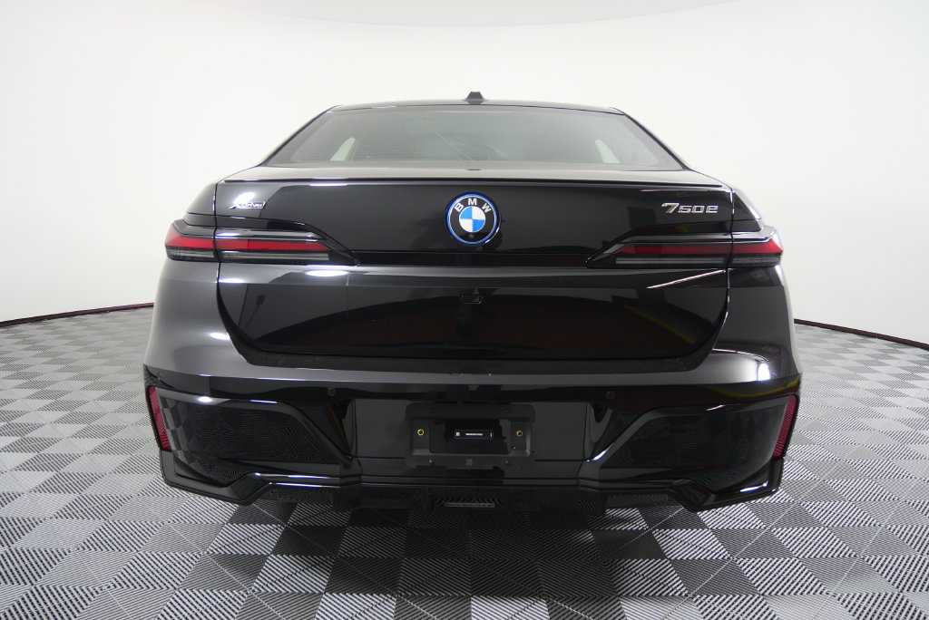Used 2026 BMW 750e xDrive AWD/4WD image 5