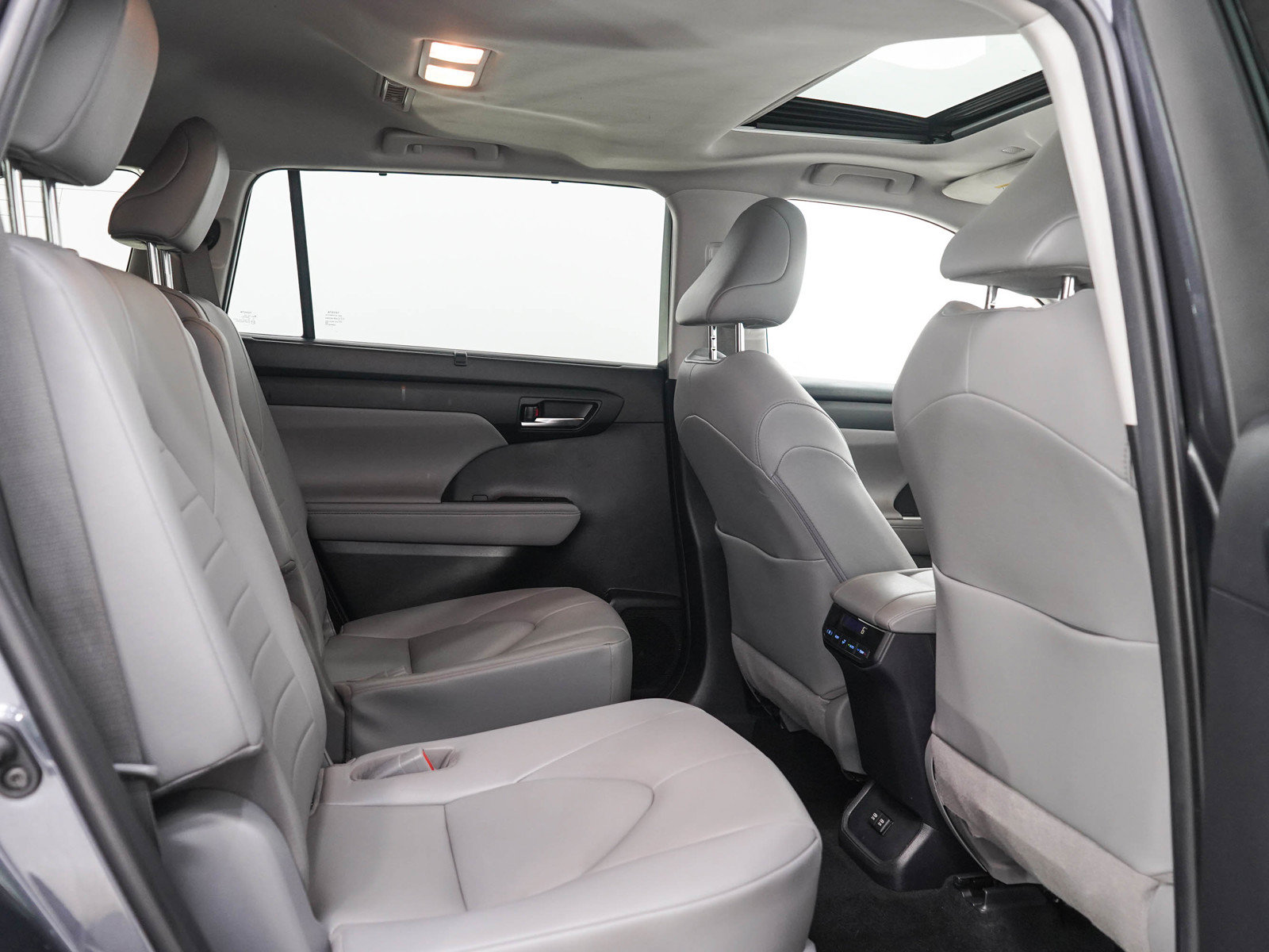 Used 2020 Toyota Highlander XLE AWD/4WD image 14