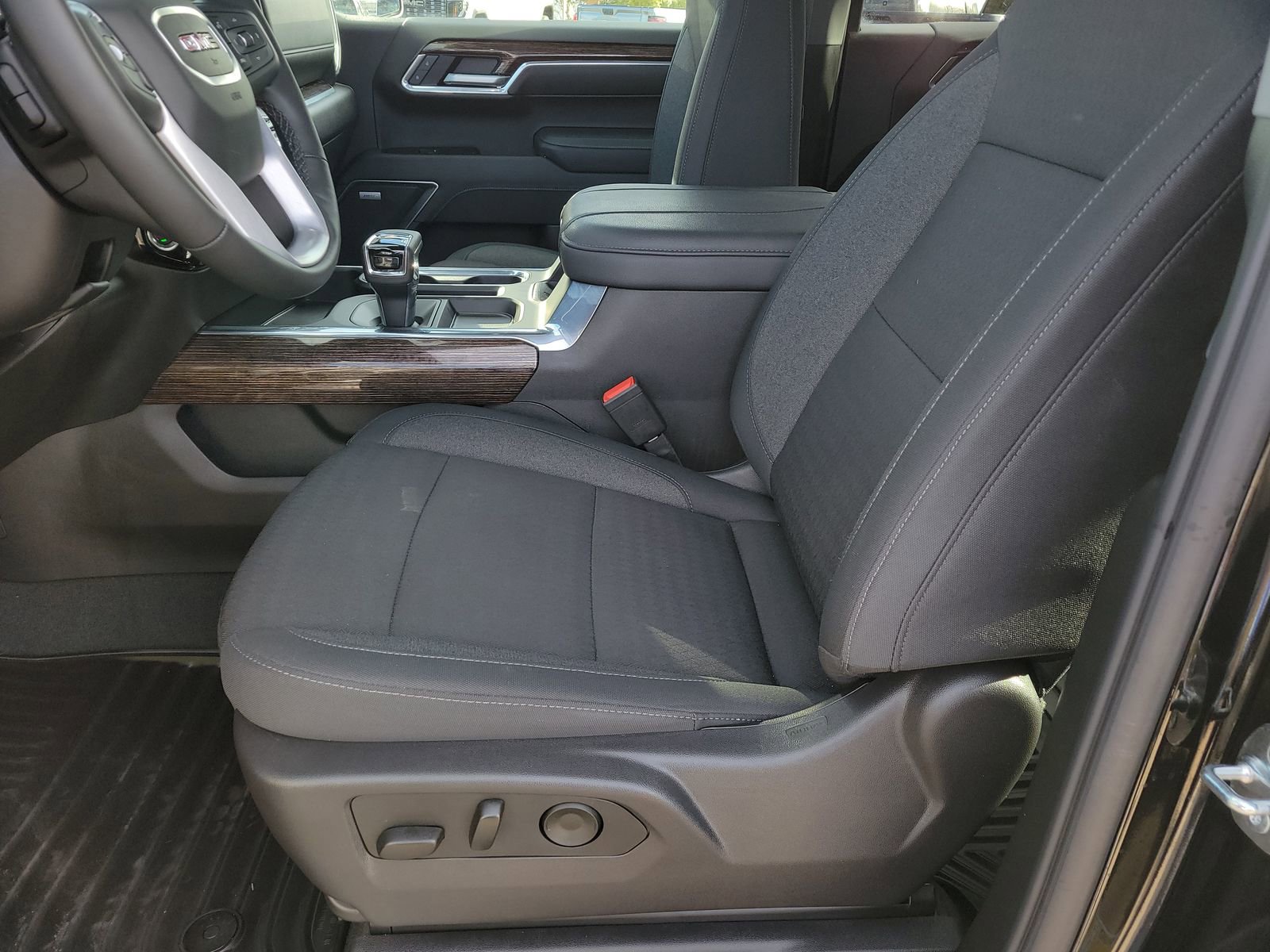 Used 2025 GMC Sierra 1500 Elevation w/ Preferred Package image 6