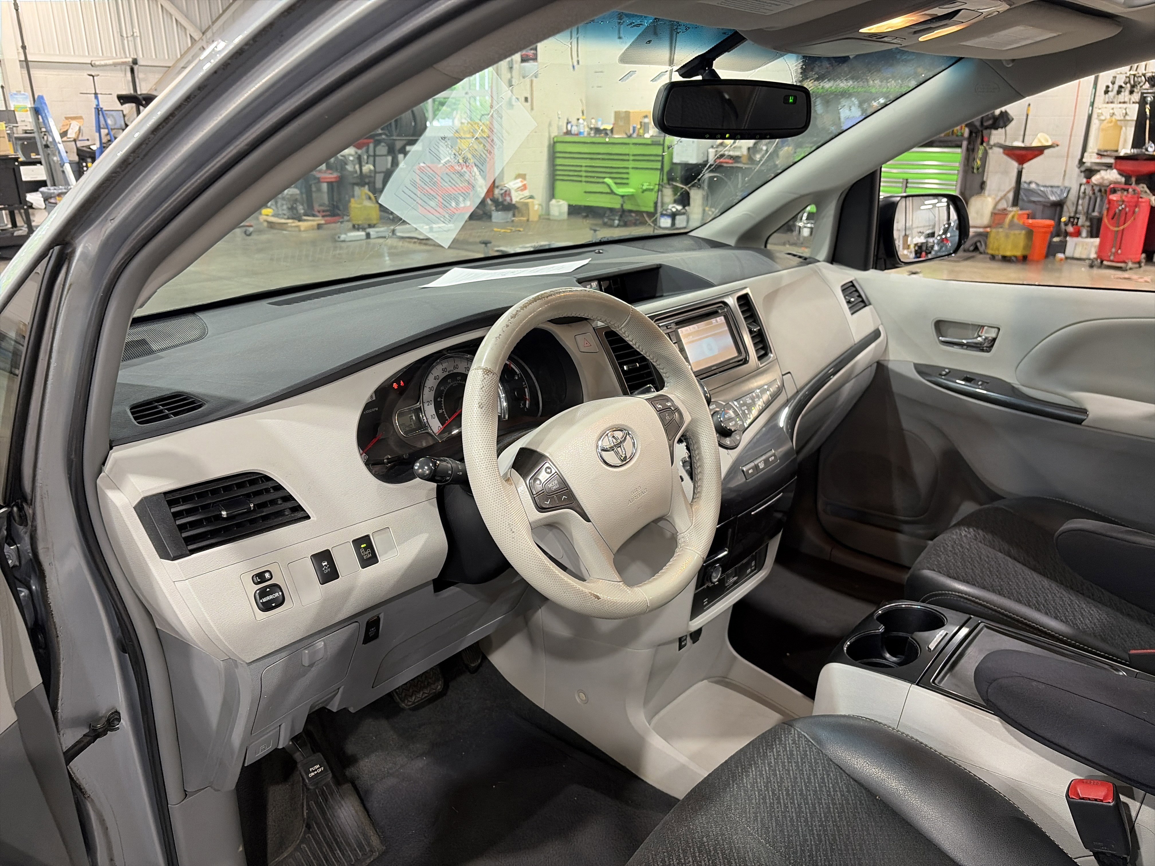 Used 2013 Toyota Sienna SE w/ Premium Pkg w/Entune FWD image 19