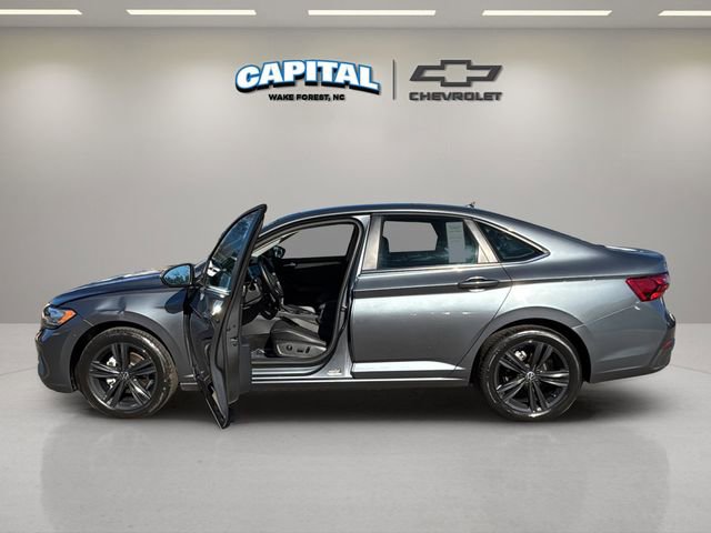 Used 2023 Volkswagen Jetta SE image 13