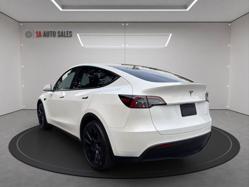 Used 2021 Tesla Model Y Long Range image 3