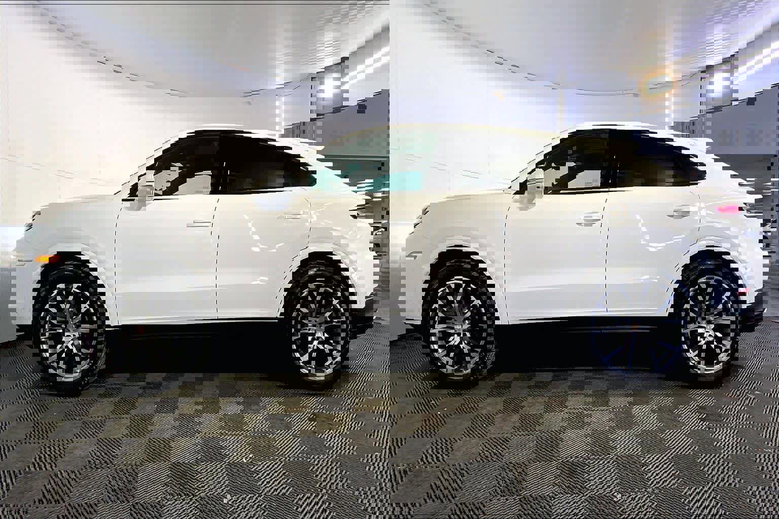 Used 2024 Porsche Cayenne Coupe image 2