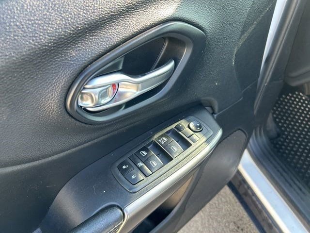 Used 2020 Jeep Cherokee Latitude w/ Cold Weather Group image 13