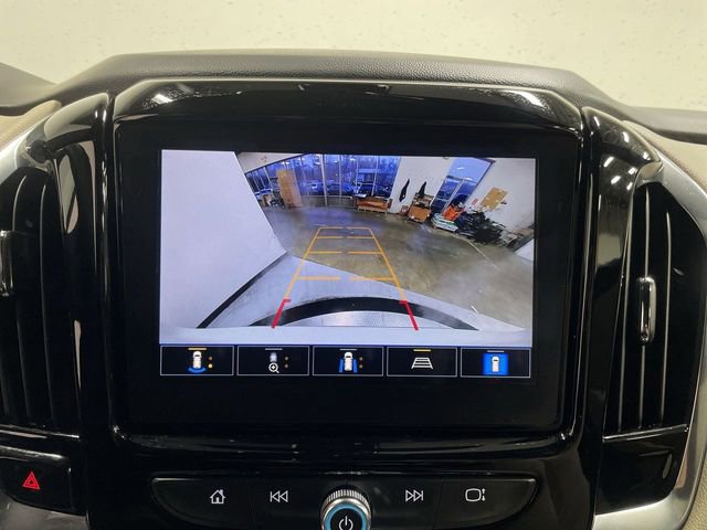 Used 2023 Chevrolet Traverse LT w/ Rear Camera Mirror Package image 17