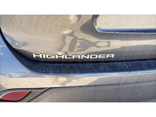 Used 2024 Toyota Highlander LE FWD image 6